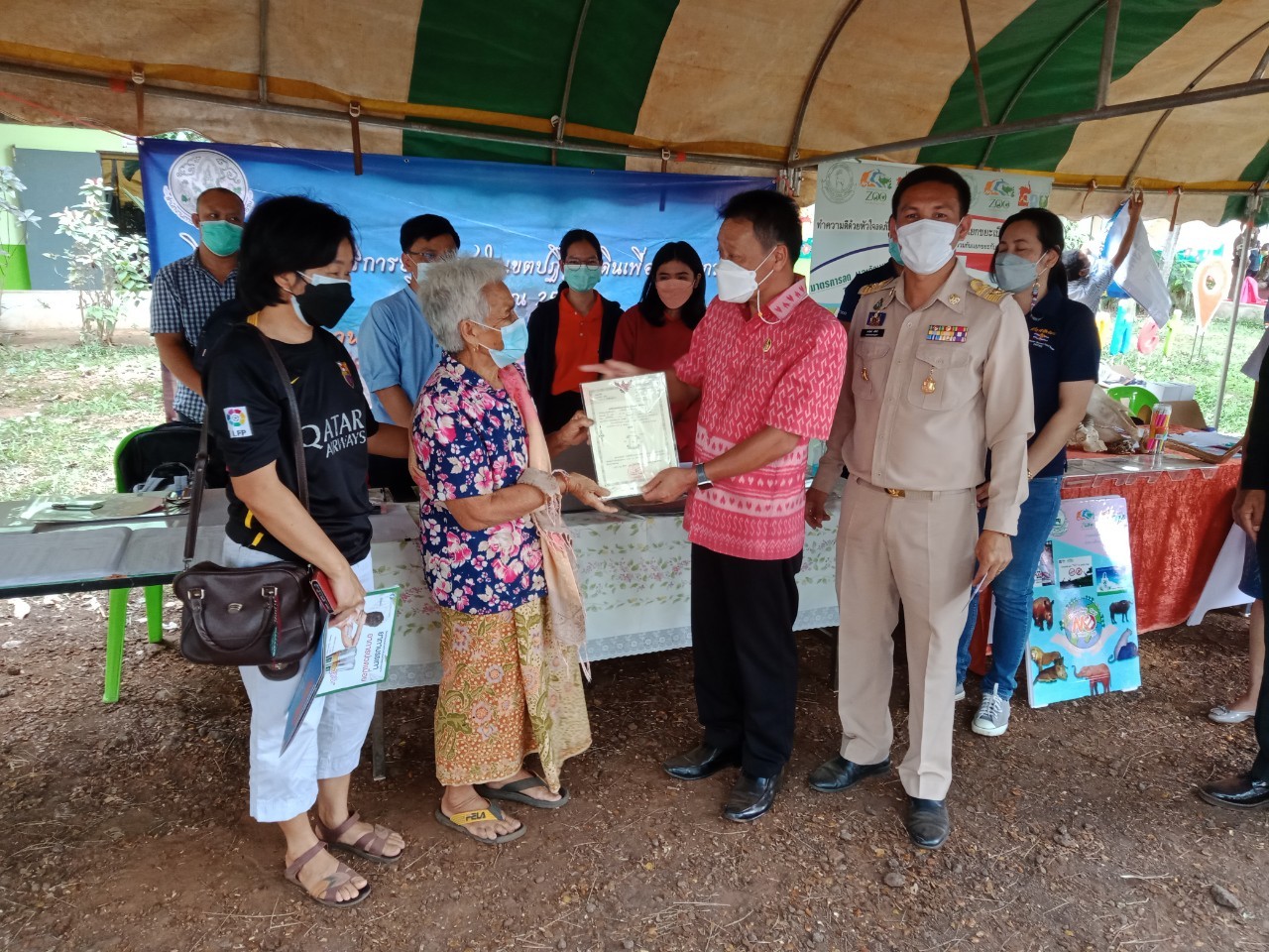 title - โครงการศูนย์บริการประชาชนเคลื่อนที่ในเขตปฏิรูปที่ดินเพื่อเกษตรกรรม,โครงการเสริมสร้างความจงรักภักดีต่อสถาบัน บำบัดทุกข์ บำรุงสุข สร้างรอยยิ้มให้ประชาชน 